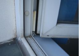 Na obrázku je názorně vidět zažitý mýtus bezúdržbovosti PVC okna. Mejitelé po léta prováděly pouze mytí skel, ale na rám se pozapomnělo, ale i s takovým oknem si dokážeme pomocí přípravku FENOSOL regenerát a konzervant poradit.