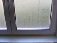 Zarosení izolačních dvojskel. Příčin je celá řada, ale i s tímto si Okenní servis s.r.o. dokáže ve většině případů poradit. Výměna izolačních skel  se vyplatí u starších typů zasklení, které mohou způsobovat nadměrné zarosení.